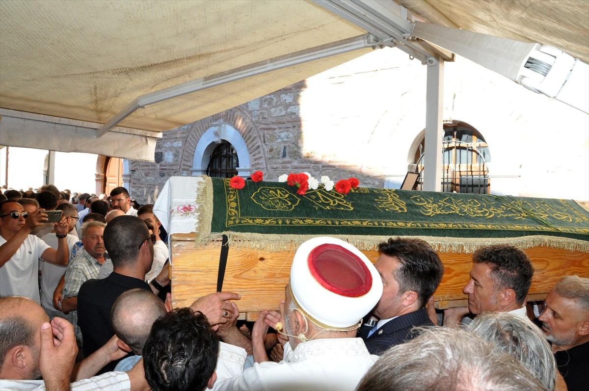 Halı saha maçında geçirdiği kalp krizi nedeniyle kaldırıldığı hastanede yaşamını yitiren Bursa'nın...