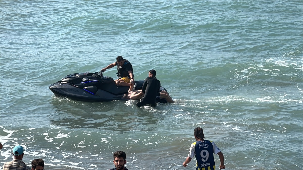 Hatay'ın Arsuz ilçesinde girdikleri denizde akıntıya kapılan 5 kişiden 2'si hayatını...