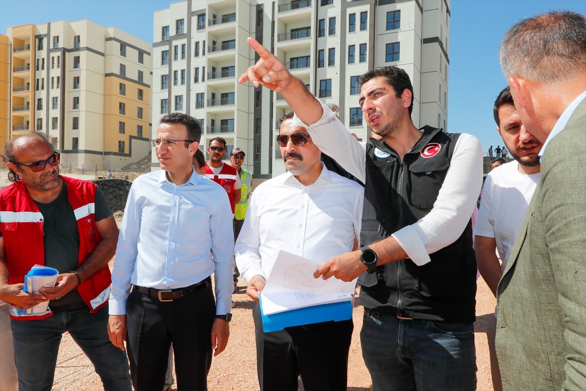 Hatay Valisi Mustafa Masatlı (ortada), Toplu Konut İdaresi Başkanlığınca (TOKİ) inşa edilen deprem...