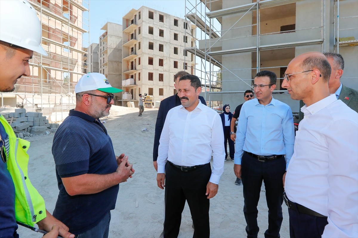 Hatay Valisi Mustafa Masatlı (ortada), Toplu Konut İdaresi Başkanlığınca (TOKİ) inşa edilen deprem...