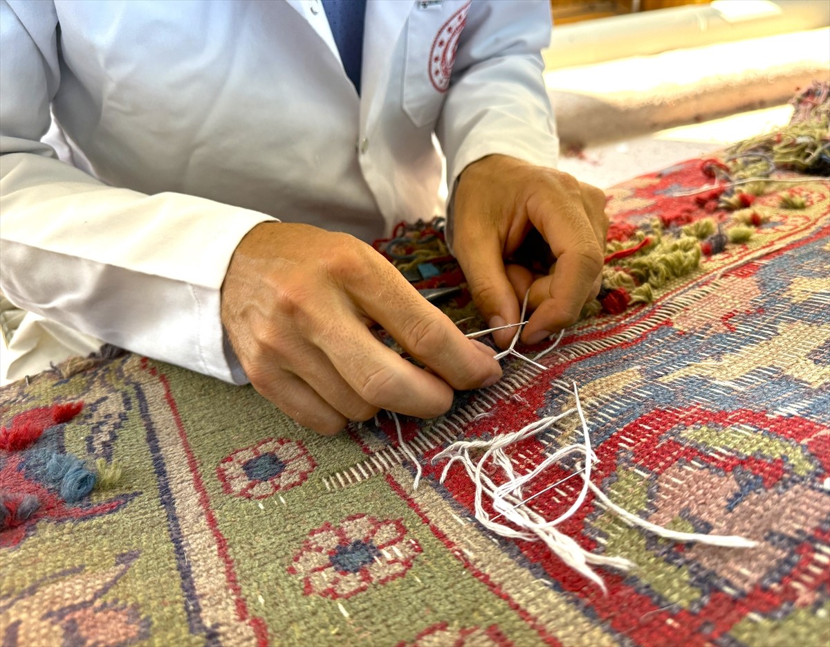 Hollanda'nın Lahey kentinde Uluslararası Adalet Divanı olarak hizmet veren Barış Sarayı'na Osmanlı...