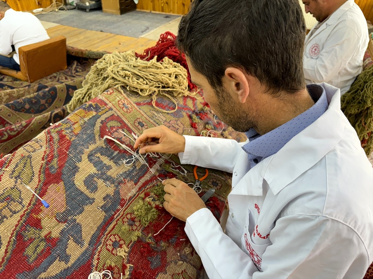 Hollanda'nın Lahey kentinde Uluslararası Adalet Divanı olarak hizmet veren Barış Sarayı'na Osmanlı...