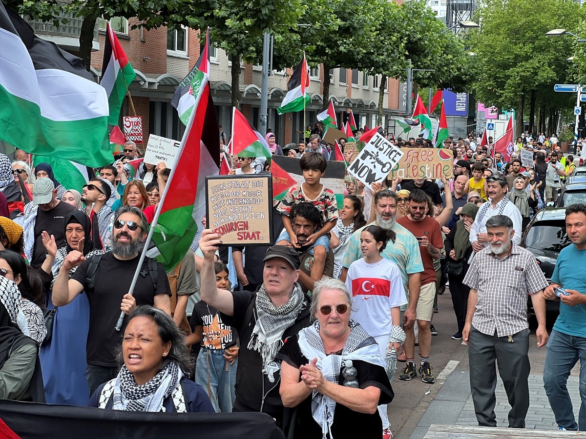 Hollanda'nın Rotterdam kentinde binlerce kişi, Filistin'e destek vermek amacıyla Schouwburg...