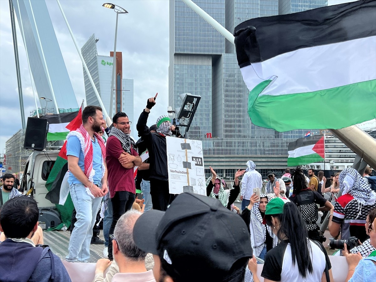 Hollanda'nın Rotterdam kentinde binlerce kişi, Filistin'e destek vermek amacıyla Schouwburg...
