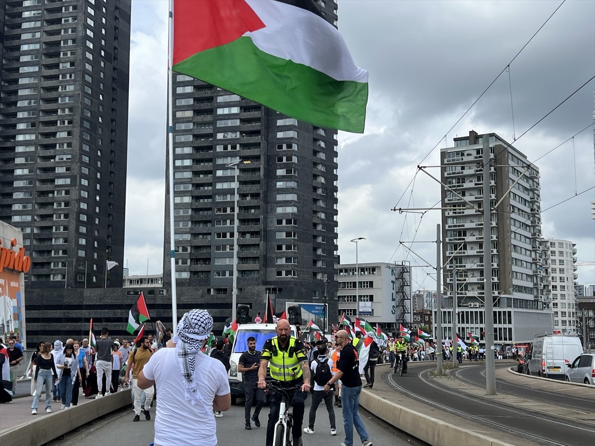 Hollanda'nın Rotterdam kentinde binlerce kişi, Filistin'e destek vermek amacıyla Schouwburg...