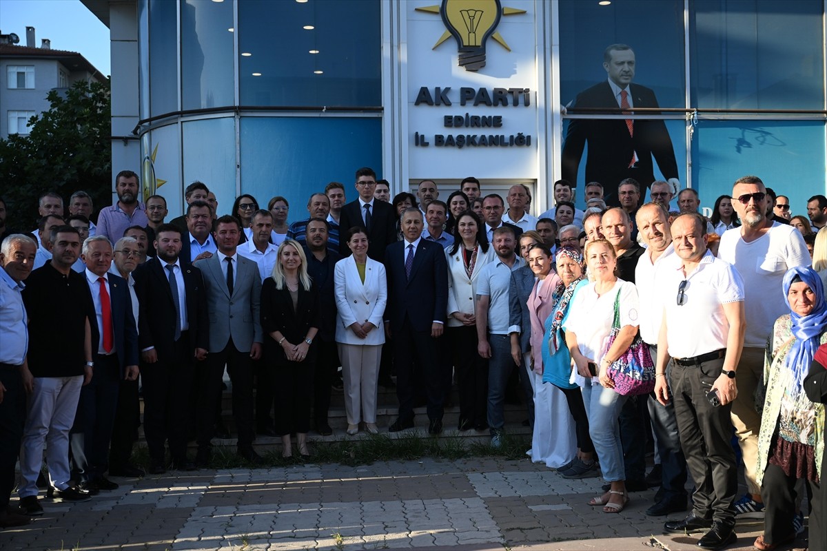 İçişleri Bakanı Ali Yerlikaya,  bazı temaslarda bulunmak üzere geldiği Edirne'de  Saraçlar...