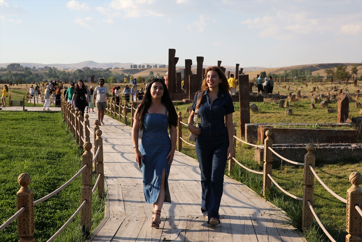 İkinci seferini yapan "Turistik Tatvan Treni" ile Bitlis'e gelenler, kent merkezi ve ilçelerdeki...