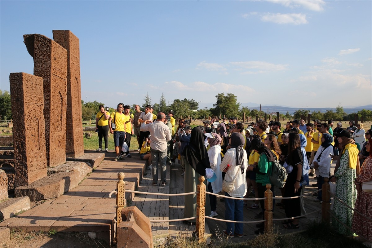 İkinci seferini yapan "Turistik Tatvan Treni" ile Bitlis'e gelenler, kent merkezi ve ilçelerdeki...
