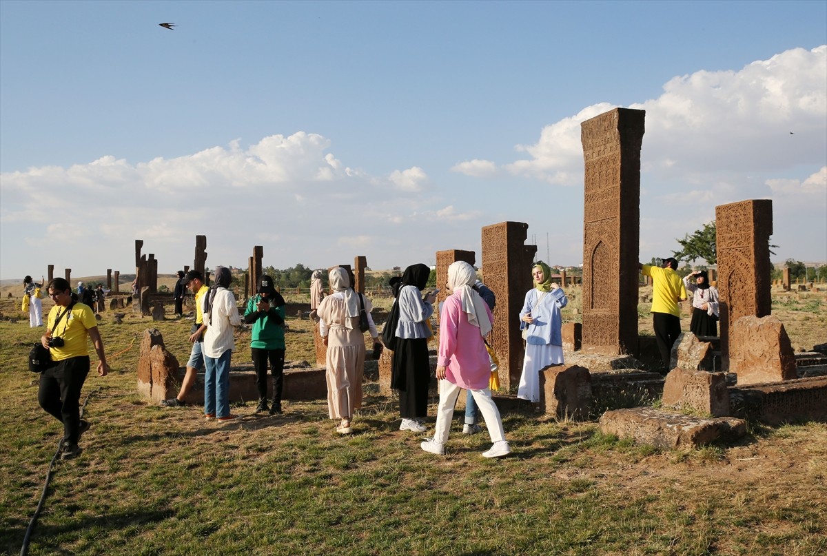 İkinci seferini yapan "Turistik Tatvan Treni" ile Bitlis'e gelenler, kent merkezi ve ilçelerdeki...