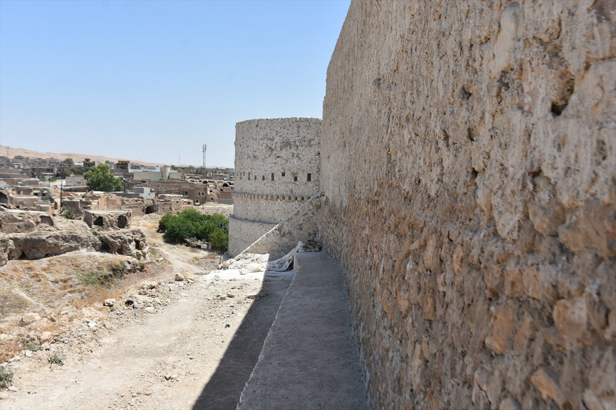 Irak'ın Musul kentine bağlı Telafer ilçesinde terör örgütü DEAŞ tarafından tahrip edilen tarihi...
