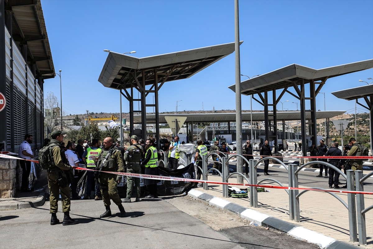 İsrail askerlerinin, Kudüs ile işgal altındaki Batı Şeria’nın Beytüllahim kenti arasındaki askeri...