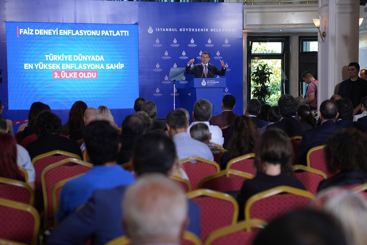 İstanbul Büyükşehir Belediye (İBB) Başkanı Ekrem İmamoğlu, İBB Başkanlığında düzenlediği basın...