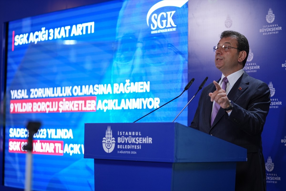 İstanbul Büyükşehir Belediye (İBB) Başkanı Ekrem İmamoğlu, İBB Başkanlığında düzenlediği basın...