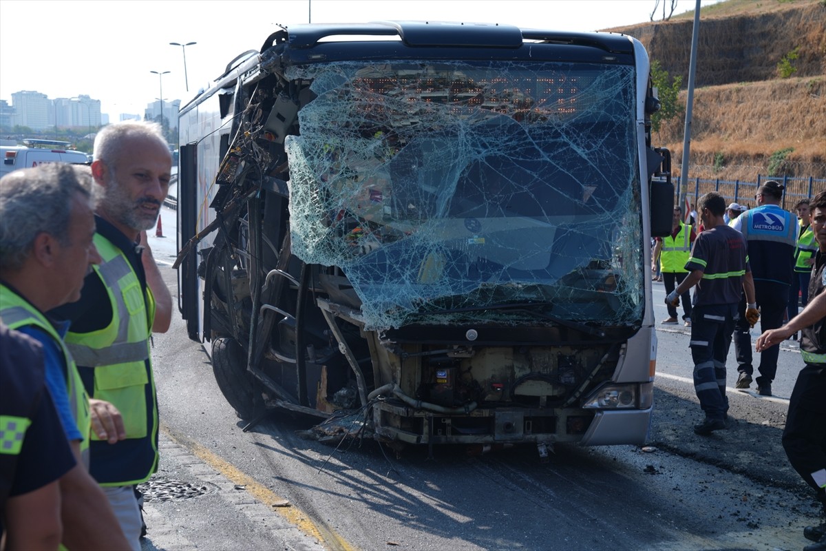İstanbul Küçükçekmece'de seyir halindeki metrobüsün kaza yapması sonucu yaralıların olduğu...