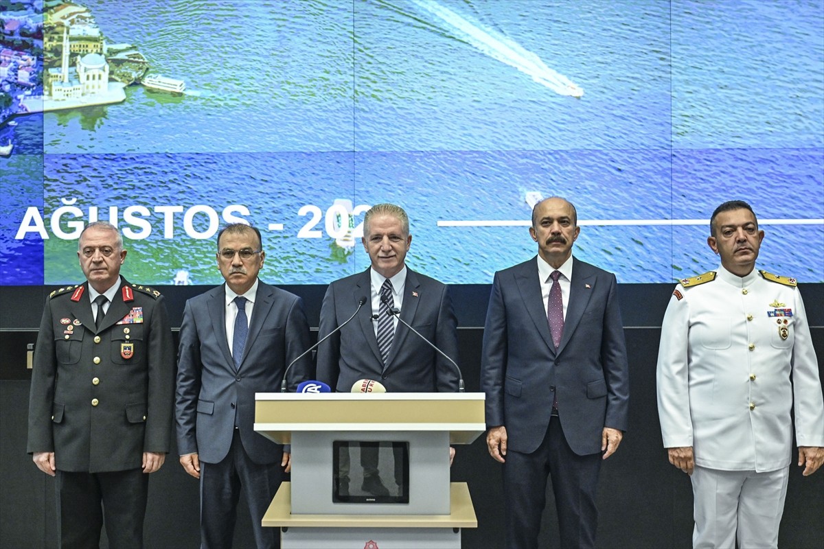 İstanbul Valisi Davut Gül, Hasdal'da İstanbul İl Afet ve Acil Durum Müdürlüğü (AFAD) Toplantı...