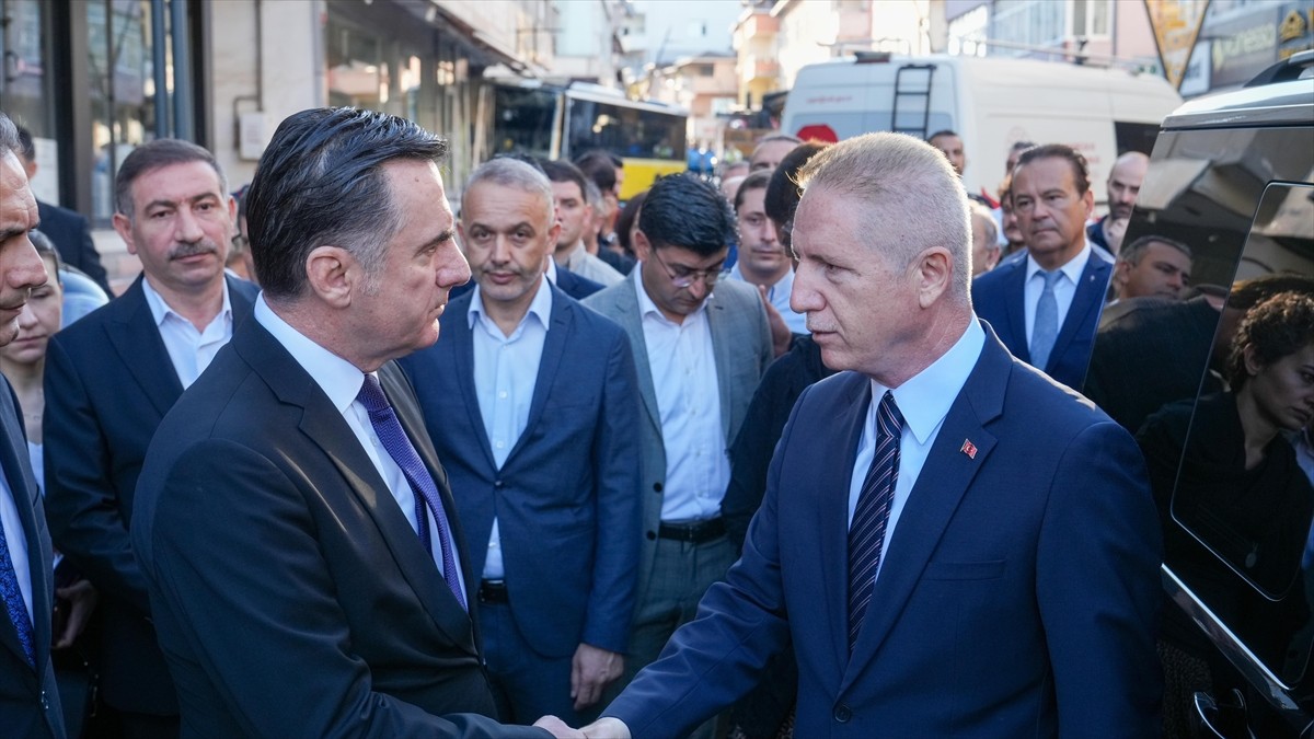 İstanbul Valisi Davut Gül (sağda), Pendik'te İETT otobüsünün çarptığı binanın bulunduğu yerde...