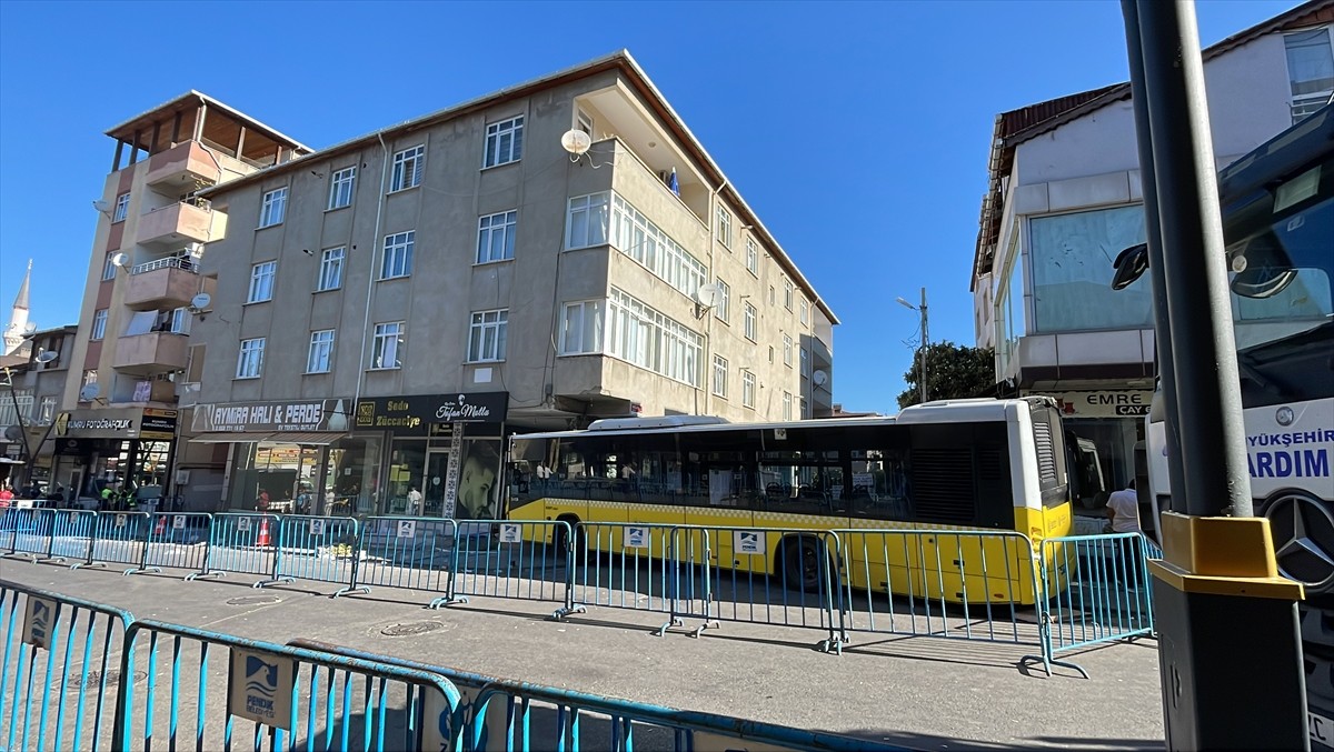 İstanbul Valisi Davut Gül (sağda), Pendik'te İETT otobüsünün çarptığı binanın bulunduğu yerde...