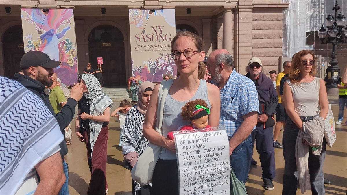 İsveç'in başkenti Stockholm'de Dışişleri Bakanlığı önünde toplanan Filistin destekçisi grup...