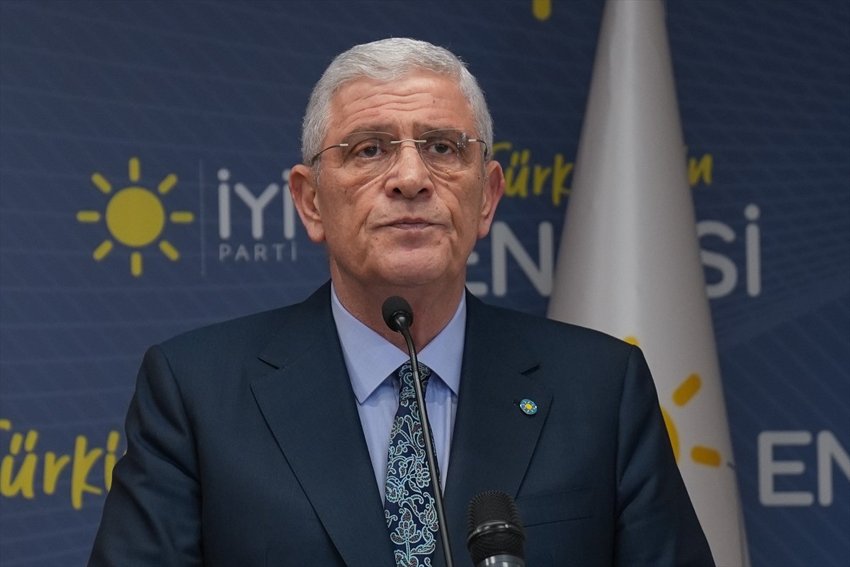 ⁠İYİ Parti Genel Başkanı Müsavat Dervişoğlu (sağda), Yeniden Refah Partisi Genel Başkanı Fatih...