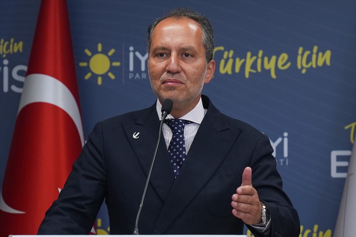 ⁠İYİ Parti Genel Başkanı Müsavat Dervişoğlu (sağda), Yeniden Refah Partisi Genel Başkanı Fatih...