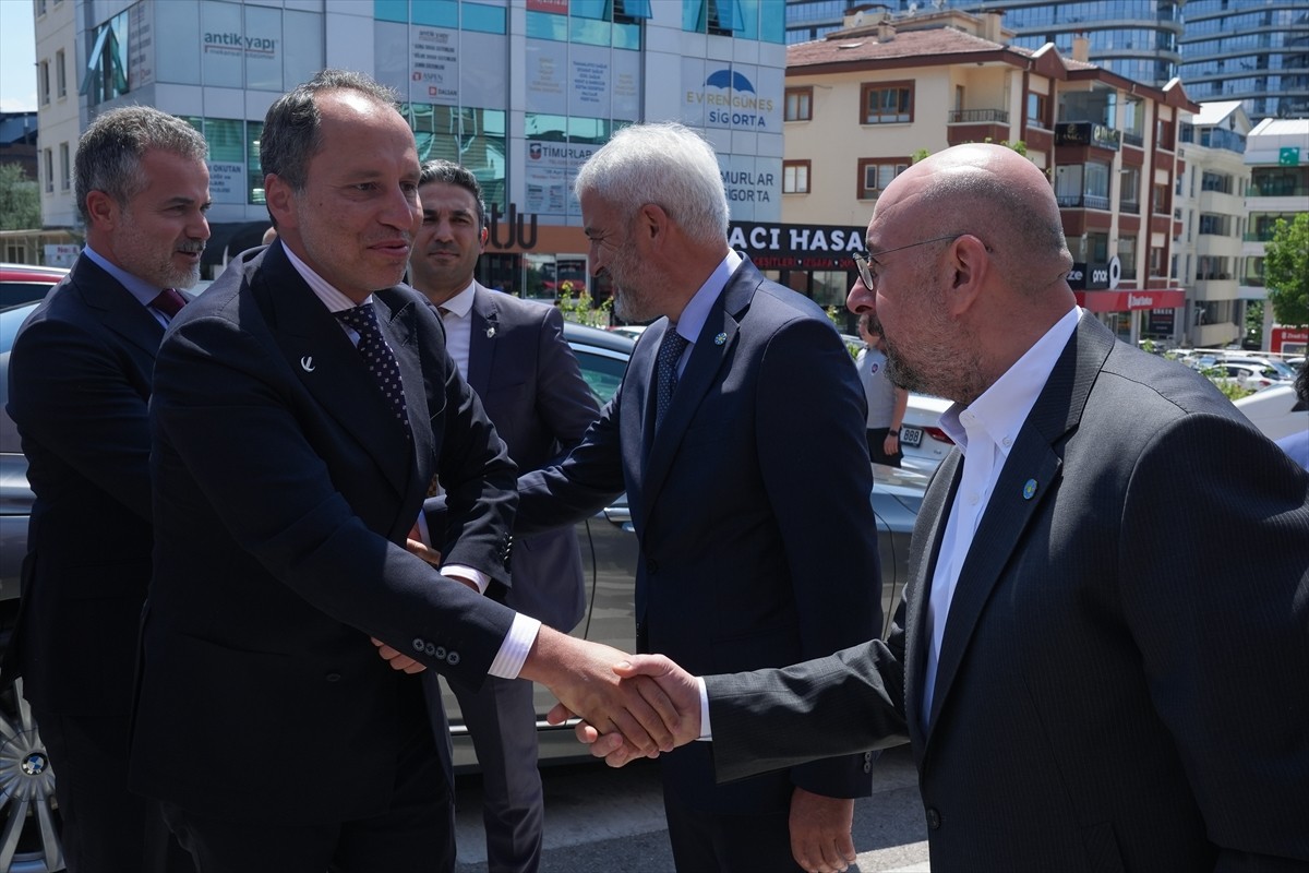 ⁠İYİ Parti Genel Başkanı Müsavat Dervişoğlu (sağda), Yeniden Refah Partisi Genel Başkanı Fatih...