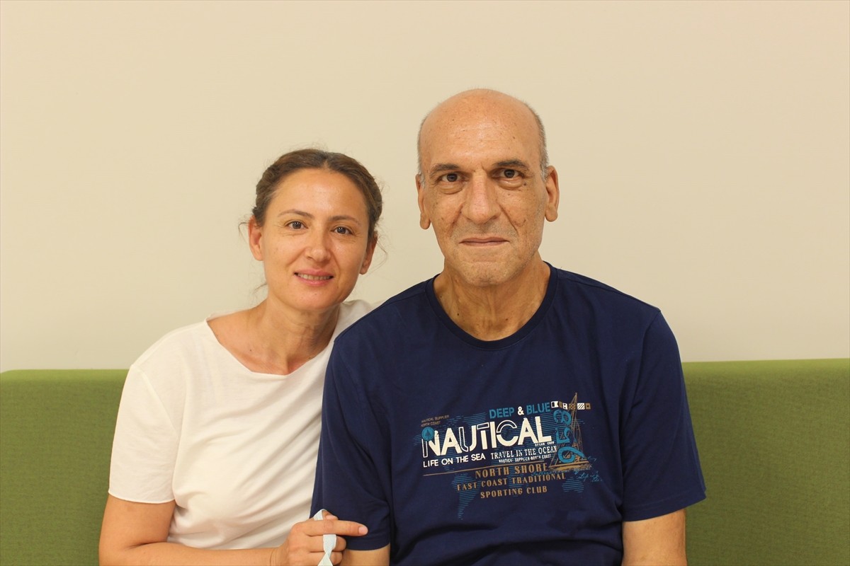 İzmir'de acil karaciğer nakli olması gereken doktor Atilla Özler (sağ 3), kadavradan gelen bağışla...