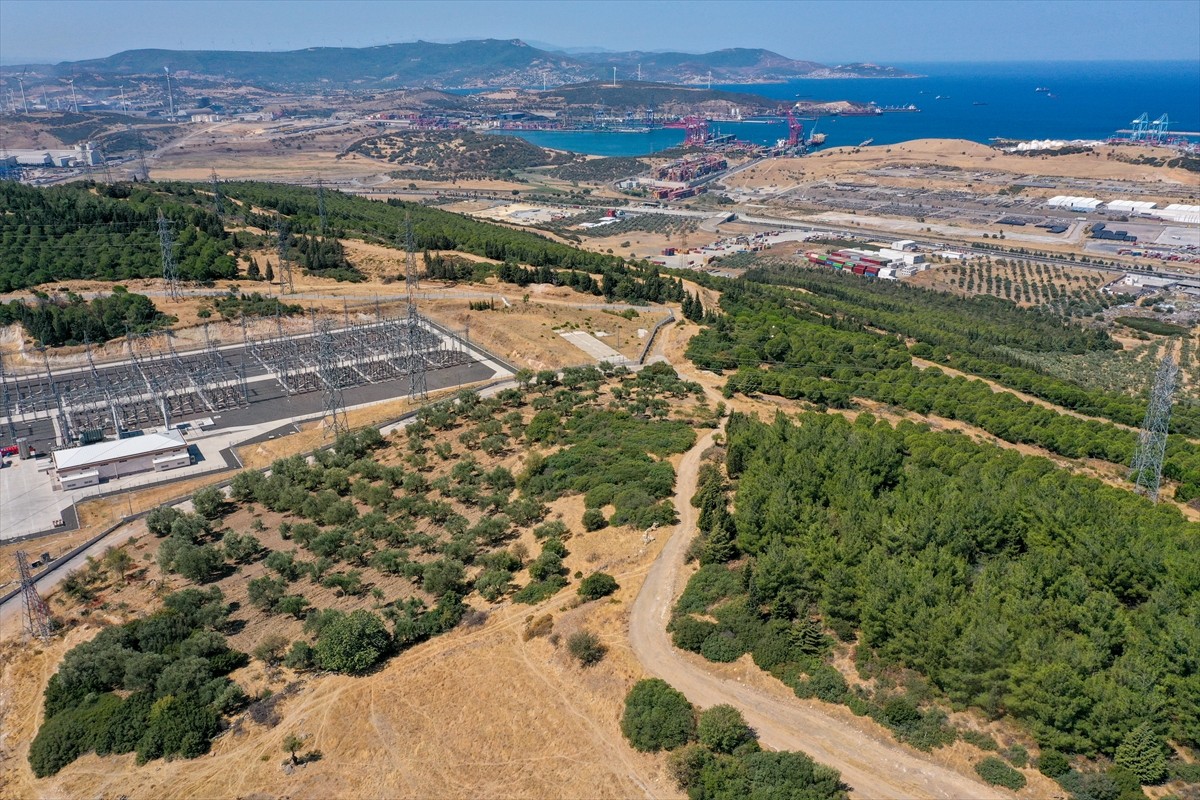 İzmir'de kuraklığın etkilerini azaltmak amacıyla araziye açılan hilal ve baklava şeklindeki...