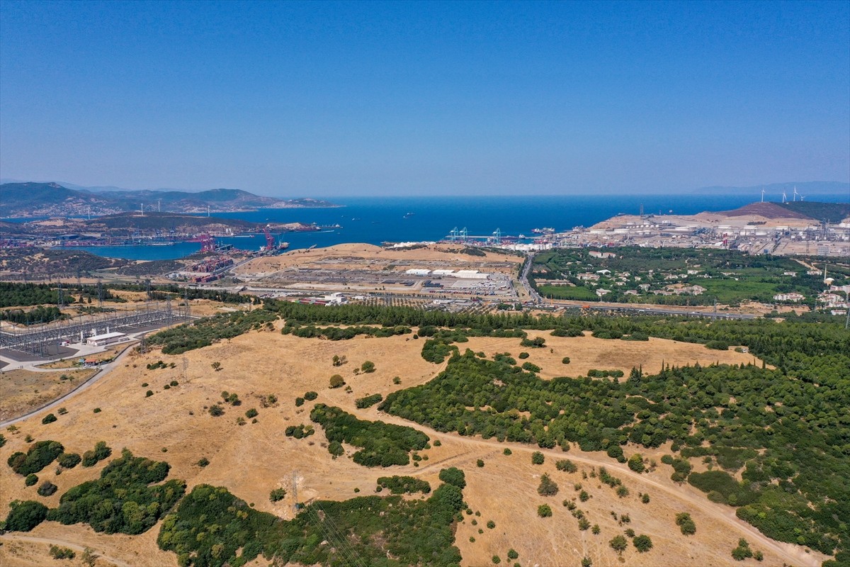 İzmir'de kuraklığın etkilerini azaltmak amacıyla araziye açılan hilal ve baklava şeklindeki...