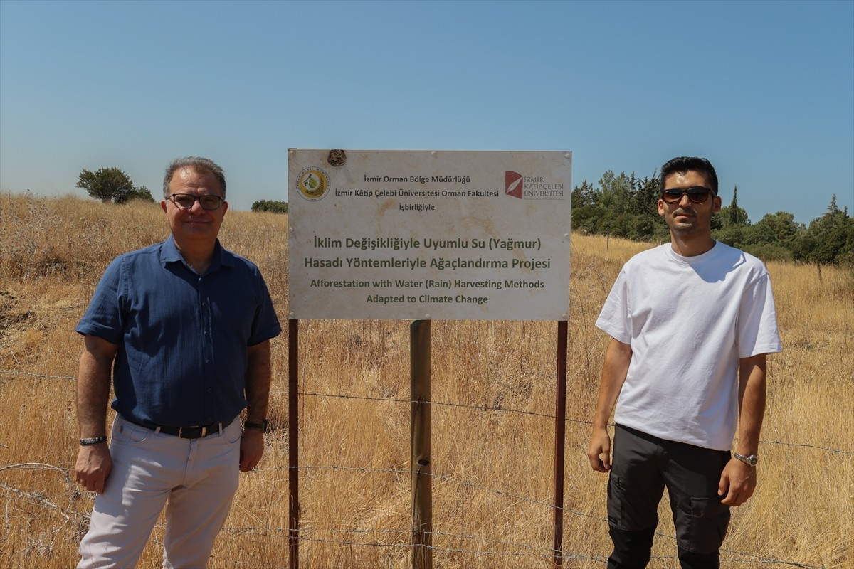İzmir'de kuraklığın etkilerini azaltmak amacıyla araziye açılan hilal ve baklava şeklindeki...