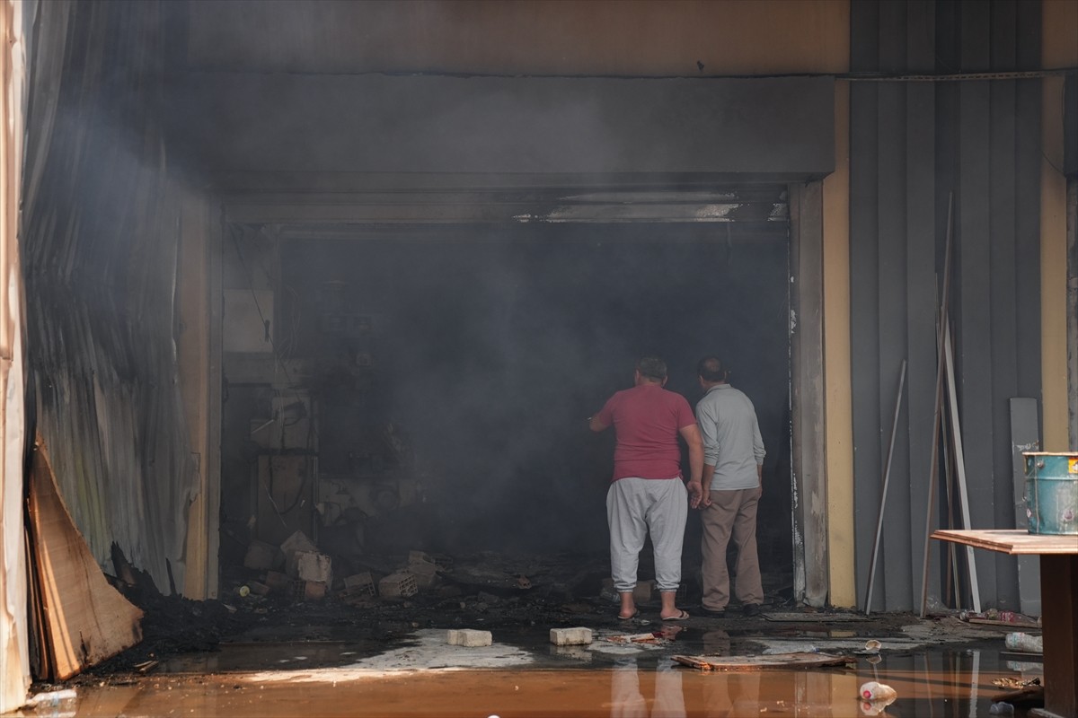 İzmir'in Karşıyaka ilçesi Yamanlar Dağı'nda çıkan yangını söndürme çalışmaları devam ediyor....