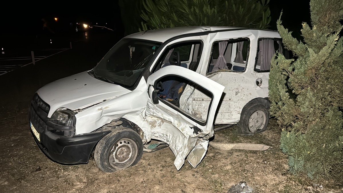 Karabük'ün Eskipazar ilçesinde otomobil ile hafif ticari aracın çarpışması sonucu 5 kişi...