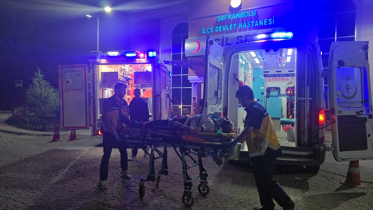 Karabük'ün Eskipazar ilçesinde otomobil ile hafif ticari aracın çarpışması sonucu 5 kişi...