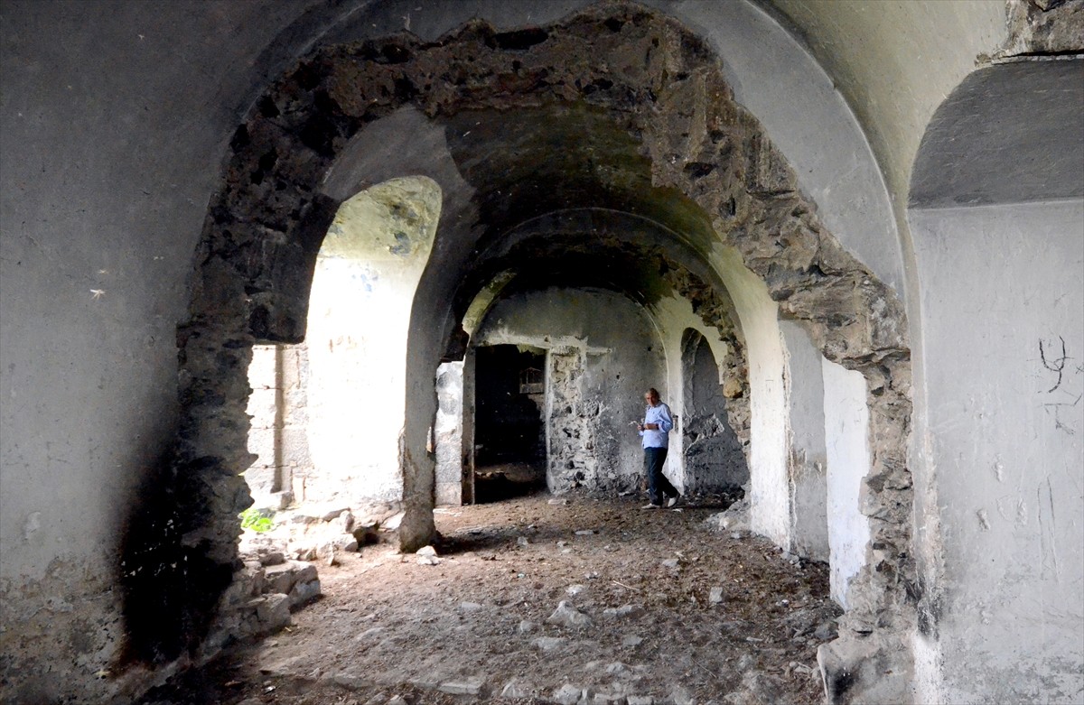 Kars'ta 1854 yılında Rus saldırılarına karşı at nalı şeklinde çevrilmiş toprak mevzileriyle hilal...