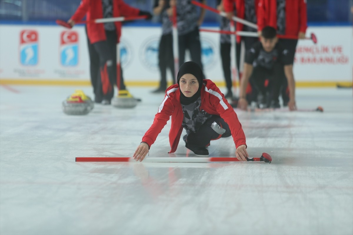 Kars'ta Gençlik ve Spor İl Müdürlüğünce ücretsiz verilen kurslarla curlinge başlayan kızlar, iki...