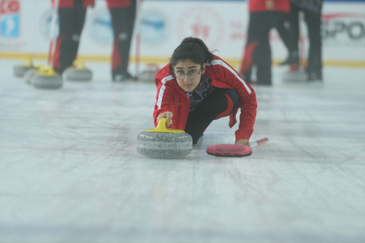 Kars'ta Gençlik ve Spor İl Müdürlüğünce ücretsiz verilen kurslarla curlinge başlayan kızlar, iki...