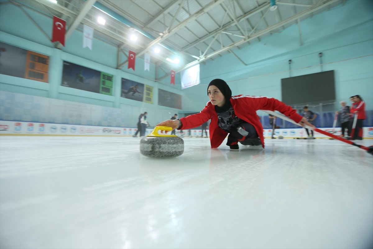 Kars'ta Gençlik ve Spor İl Müdürlüğünce ücretsiz verilen kurslarla curlinge başlayan kızlar, iki...