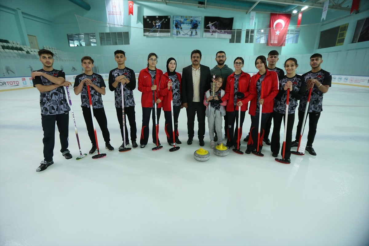 Kars'ta Gençlik ve Spor İl Müdürlüğünce ücretsiz verilen kurslarla curlinge başlayan kızlar, iki...