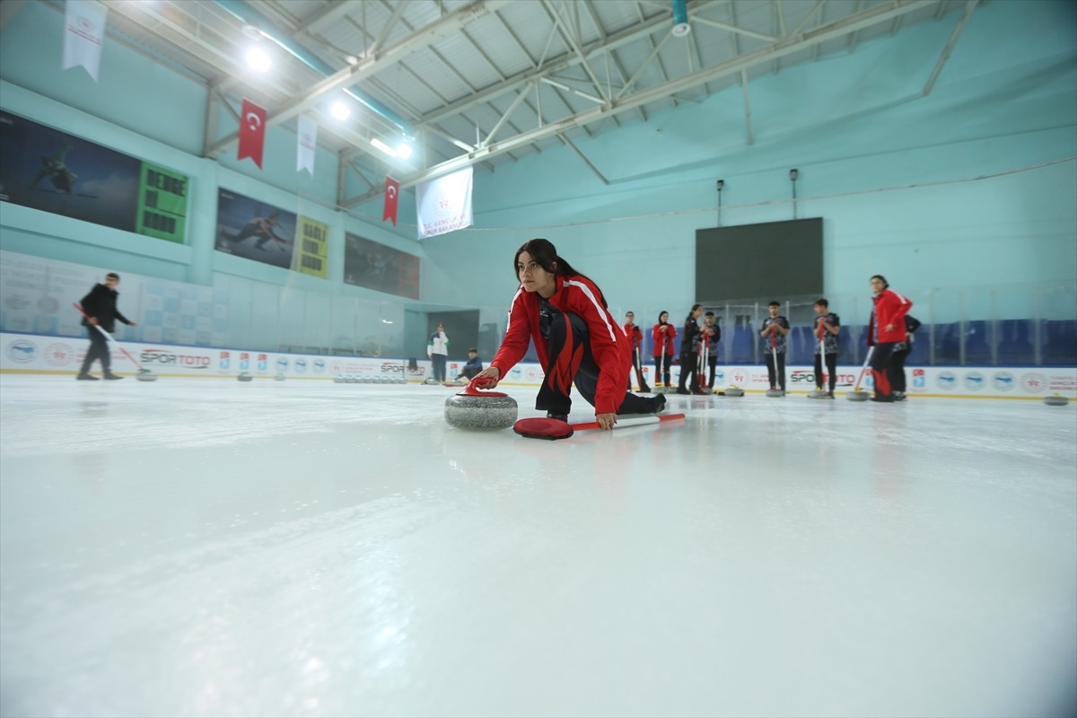 Kars'ta Gençlik ve Spor İl Müdürlüğünce ücretsiz verilen kurslarla curlinge başlayan kızlar, iki...