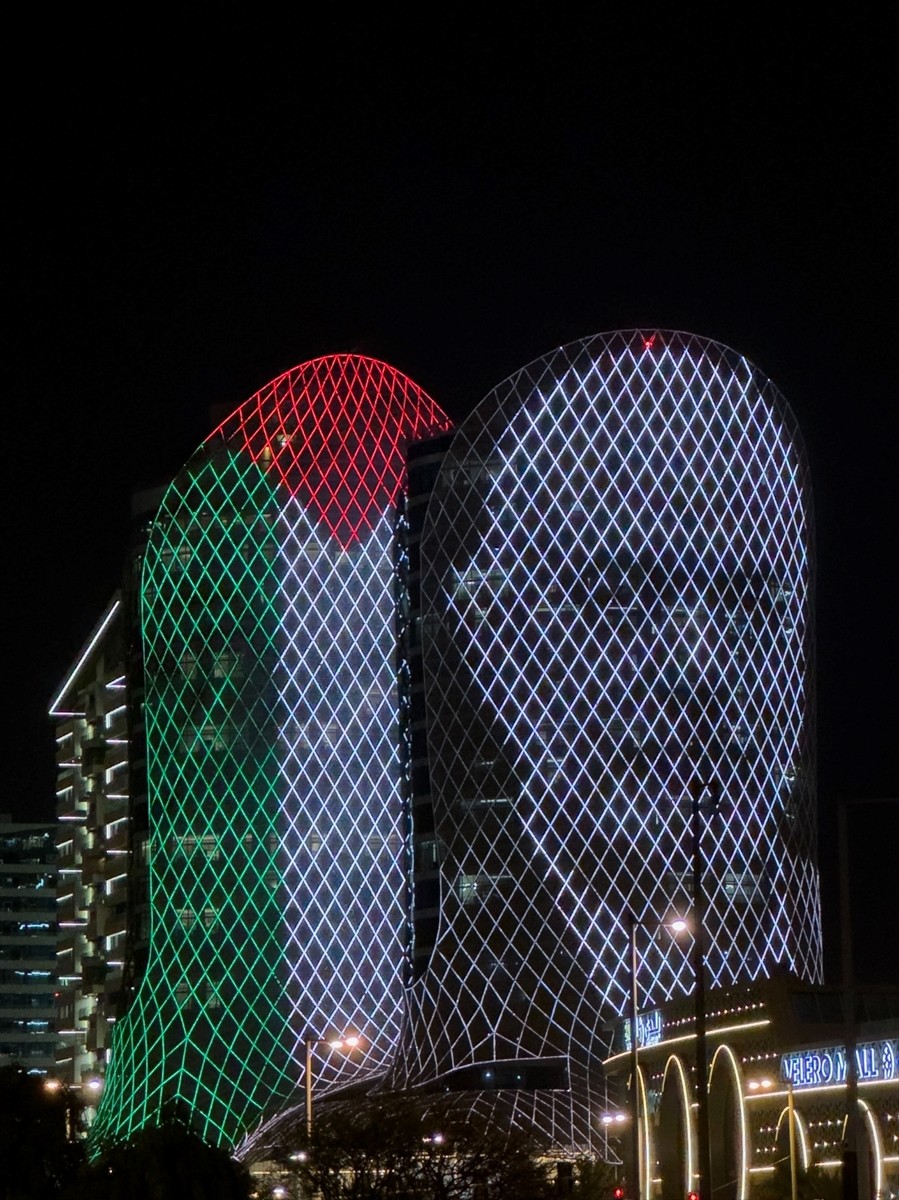 Katar’ın başkenti Doha’da bazı binalara İran’ın başkenti Tahran’da suikasta uğrayan Hamas Siyasi...