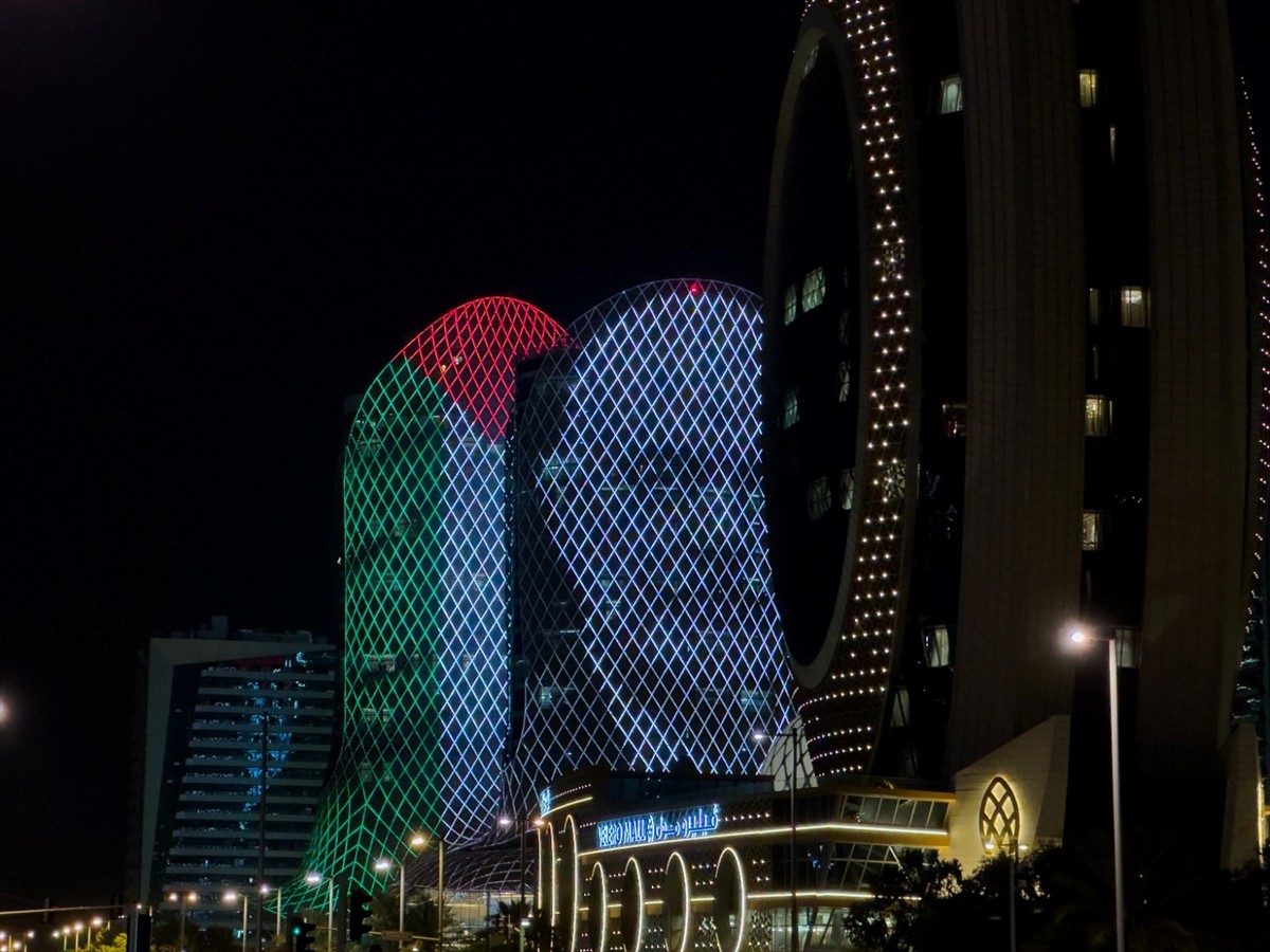 Katar’ın başkenti Doha’da bazı binalara İran’ın başkenti Tahran’da suikasta uğrayan Hamas Siyasi...