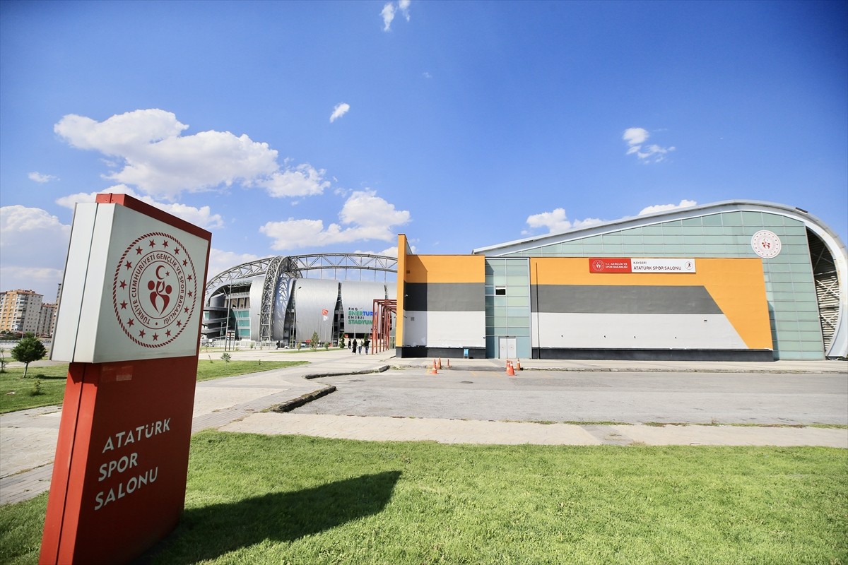 Kayseri'de sağlıklı bireylerin yetişmesi hedefiyle yapılan spor tesisi yatırımları, kulüp ve...