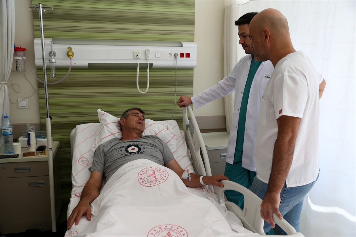 Kayseri Şehir Hastanesine prostat rahatsızlığı nedeniyle başvuran Çetin Dilbaz (ortada), Holmium...