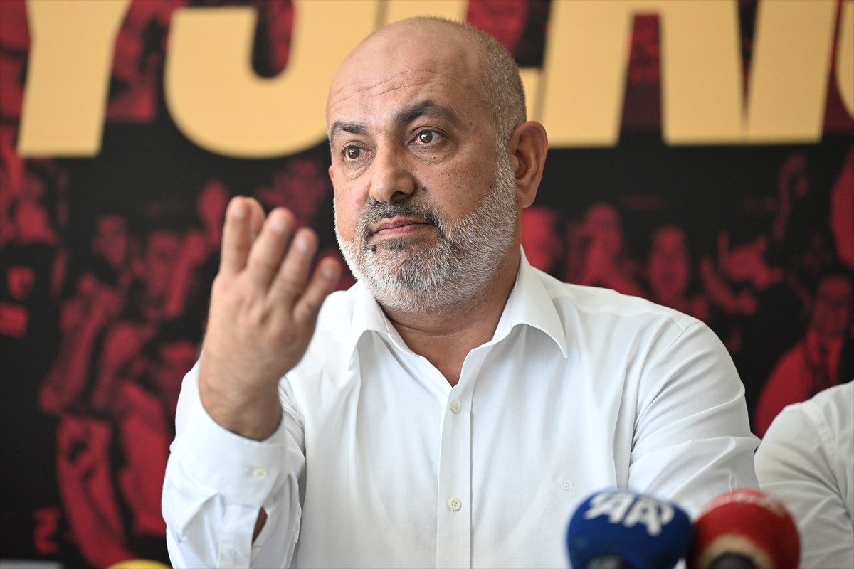 Kayserispor Kulübü Başkanı Ali Çamlı, kulüp tesislerinde düzenlediği basın toplantısında...