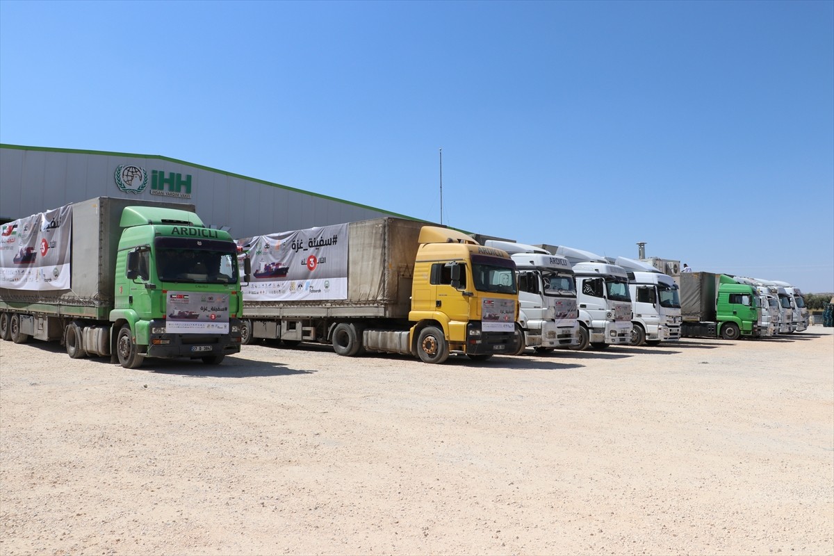 Kilis'te, "Gazze'ye Destek Ol" kampanyası kapsamında toplanan 80 tırlık gıda ve hijyen...