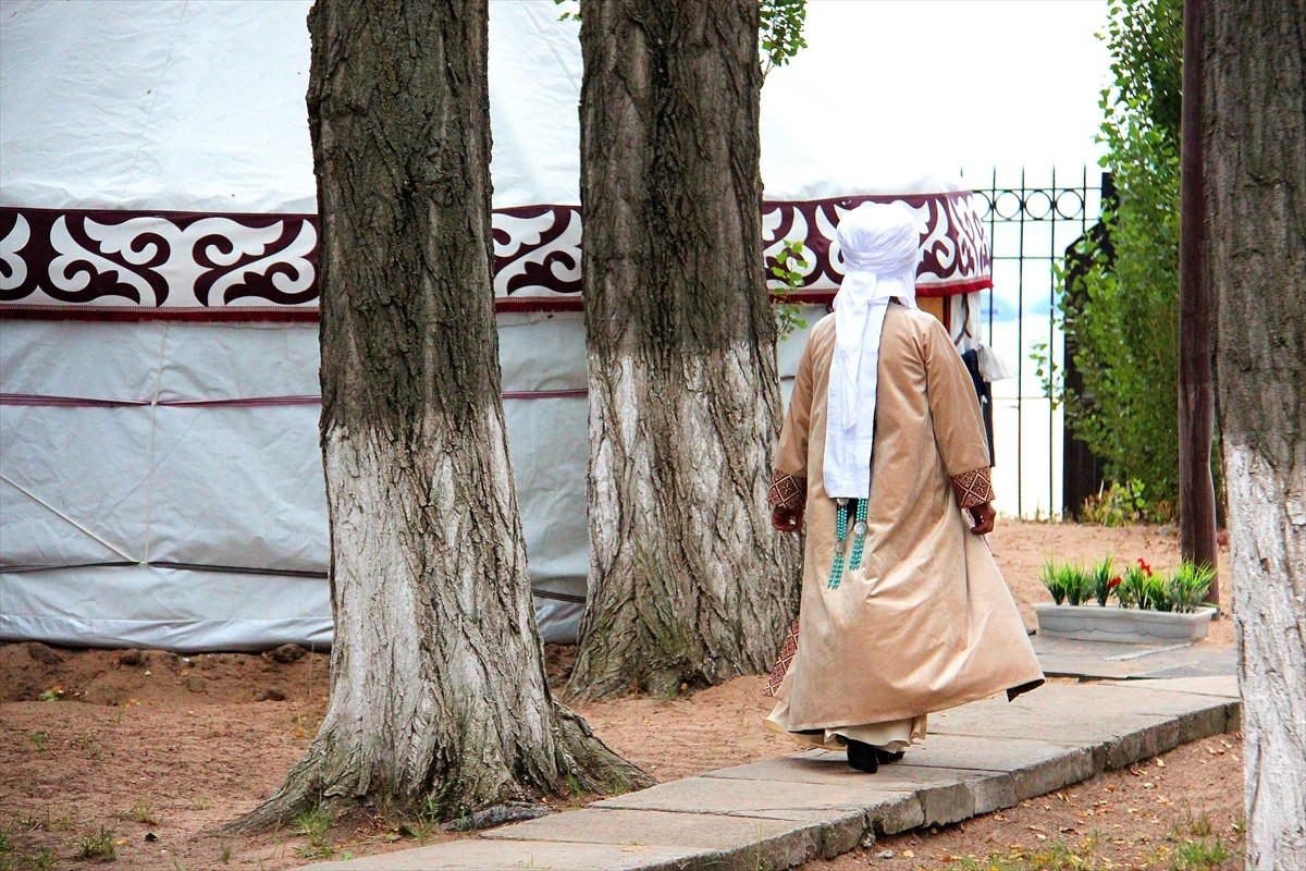 Kırgız kadınları, "eleçek" isimli başlık ve örgülü saçlarının uçlarına ziynet eşyaları takma...