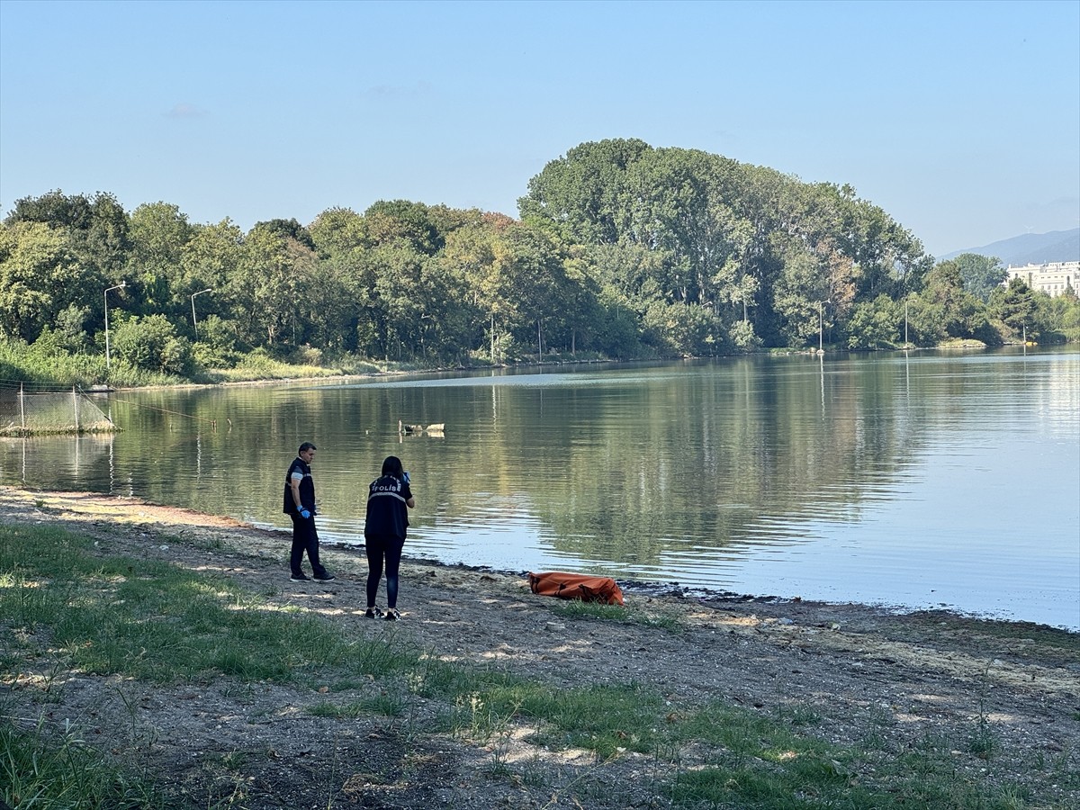 Kocaeli'nin İzmit ilçesinde denizde erkek cesedi bulundu. Bölgeye gelen deniz polisi, sudaki...