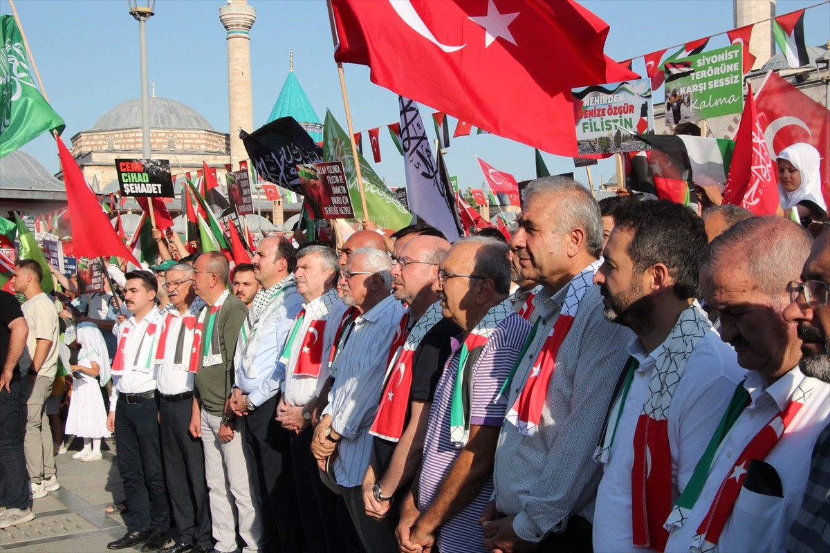 Konya'da, İsrail'in Gazze'ye yönelik saldırıları on binlerce kişinin katıldığı mitingle protesto...