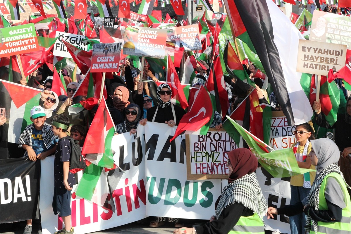 Konya'da, İsrail'in Gazze'ye yönelik saldırıları on binlerce kişinin katıldığı mitingle protesto...