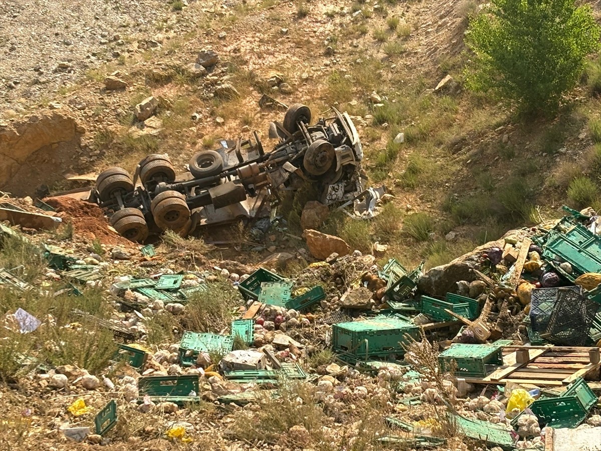 Konya'nın Akşehir ilçesinde devrilen sebze yüklü kamyonun sürücüsü ağır yaralandı.