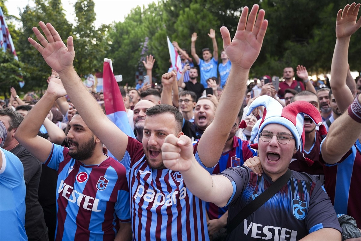 Kuruluşunun 57. yılını kutlayan Trabzonspor'da Gurbetçi Gençler Taraftar Grubu'nca kutlama...